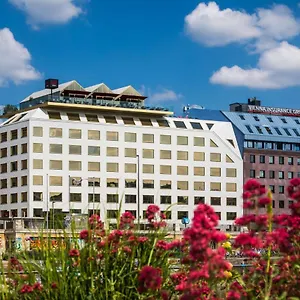 Radisson Red Hotel, Szálloda